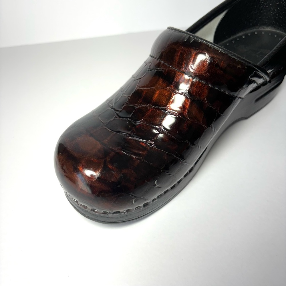 Dansko Brown Patent Leather Clogs Croc Embossed Comfort Nursing Shoes - Picture 10 of 12